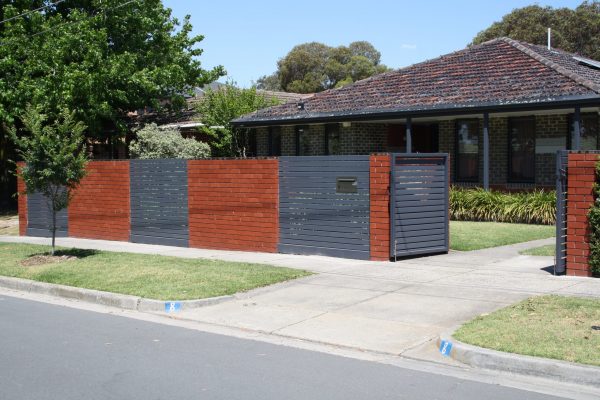 Gramline Smarslat fencing between brick piers